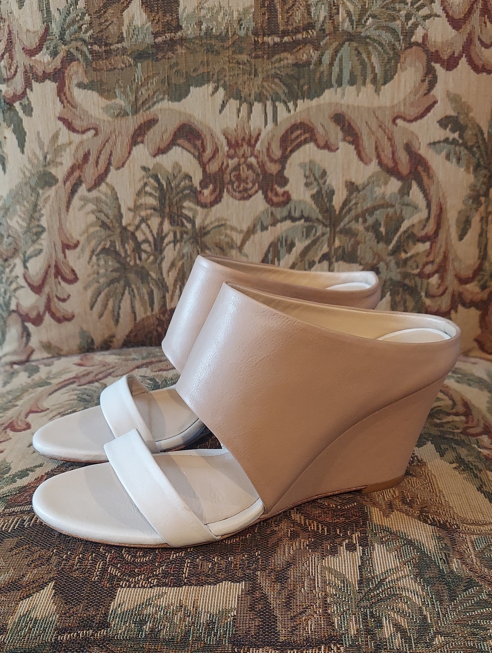 Dee Keller Women’s Beige and White Wedge Slide Sandals